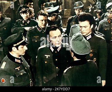 Donald Houston, Richard Burton & Clint Eastwood Film: Where Eagles Dare (USA/UK 1968) Charaktere: Capt. James Christiansen,Maj. Jonathan Smith, MC & LT. Morris Schaffer Director: Brian G.Hutton 04 December 1968 **WARNUNG** Dieses Foto ist nur für den redaktionellen Gebrauch bestimmt und unterliegt dem Copyright von MGM und/oder dem Fotografen, der von der Film- oder Produktionsfirma beauftragt wurde, und kann nur von Publikationen im Zusammenhang mit der Bewerbung des oben genannten Films reproduziert werden. Eine obligatorische Gutschrift an MGM ist erforderlich. Der Fotograf sollte auch bei Bekanntwerden des Fotos gutgeschrieben werden. Ohne schriftliche Genehmigung kann keine kommerzielle Nutzung gewährt werden Stockfoto