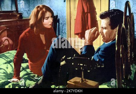 Samantha Eggar & Maximilian Schell Film: Rückkehr Aus Der Asche (1965) Charaktere: Fabienne 'Fabi' Wolf & Stanislaus Pilgrin Regie: J.Lee Thompson 16 November 1965 **WARNUNG** Dieses Foto ist nur für redaktionelle Zwecke bestimmt und unterliegt dem Copyright der Film Company und/oder des Fotografen, der von der Film- oder Produktionsfirma beauftragt wurde, und kann nur durch Publikationen im Zusammenhang mit der Bewerbung des oben genannten Films reproduziert werden. Eine obligatorische Gutschrift an die Filmgesellschaft ist erforderlich. Der Fotograf sollte auch bei Bekanntwerden des Fotos gutgeschrieben werden. Eine kommerzielle Nutzung kann ohne schriftliche Genehmigung des nicht gewährt werden Stockfoto