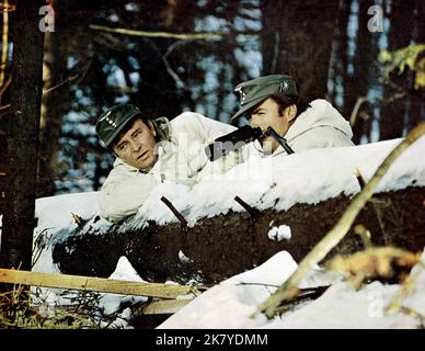 Richard Burton & Clint Eastwood Film: Where Eagles Dare (USA/UK 1968) Charaktere: Maj. Jonathan Smith, MC & LT. Morris Schaffer Regie: Brian G.Hutton 04 December 1968 **WARNUNG** Dieses Foto ist nur für den redaktionellen Gebrauch bestimmt und unterliegt dem Copyright von MGM und/oder dem Fotografen, der von der Film- oder Produktionsfirma beauftragt wurde, und kann nur von Publikationen im Zusammenhang mit der Bewerbung des oben genannten Films reproduziert werden. Eine obligatorische Gutschrift an MGM ist erforderlich. Der Fotograf sollte auch bei Bekanntwerden des Fotos gutgeschrieben werden. Ohne schriftliche Genehmigung der Film Company kann keine kommerzielle Nutzung gewährt werden. Stockfoto