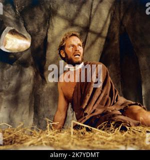 Charlton Heston Film: Planet der Affen (USA 1968) Charaktere: George Taylor Regie: Franklin J. Schaffner 08 February 1968 **WARNUNG** Dieses Foto ist nur für den redaktionellen Gebrauch bestimmt und unterliegt dem Copyright von 20. CENTURY FOX und/oder des Fotografen, der von der Film- oder Produktionsfirma beauftragt wurde, und kann nur durch Publikationen im Zusammenhang mit der Bewerbung des oben genannten Films reproduziert werden. Eine obligatorische Gutschrift an 20. CENTURY FOX ist erforderlich. Der Fotograf sollte auch bei Bekanntwerden des Fotos gutgeschrieben werden. Ohne schriftliche Genehmigung der Film Company kann keine kommerzielle Nutzung gewährt werden. Stockfoto