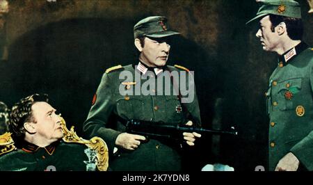 Donald Houston, Richard Burton & Clint Eastwood Film: Where Eagles Dare (USA/UK 1968) Charaktere: Capt. James Christiansen,Maj. Jonathan Smith, MC & LT. Morris Schaffer Director: Brian G.Hutton 04 December 1968 **WARNUNG** Dieses Foto ist nur für den redaktionellen Gebrauch bestimmt und unterliegt dem Copyright von MGM und/oder dem Fotografen, der von der Film- oder Produktionsfirma beauftragt wurde, und kann nur von Publikationen im Zusammenhang mit der Bewerbung des oben genannten Films reproduziert werden. Eine obligatorische Gutschrift an MGM ist erforderlich. Der Fotograf sollte auch bei Bekanntwerden des Fotos gutgeschrieben werden. Ohne schriftliche Genehmigung kann keine kommerzielle Nutzung gewährt werden Stockfoto