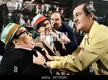 Eric Morecambe & Ernie Wise Film That Riviera Touch (1967) Charaktere: Eric Simpson & Ernest Clark Regie: Cliff Owen 08. September 1966 **WARNUNG** dieses Foto ist nur für redaktionelle Zwecke bestimmt und unterliegt dem Urheberrecht DES von The Film or Production Company zugewiesenen RANG und/oder des Fotografen und kann nur durch Veröffentlichungen in Verbindung mit der Werbung für den oben genannten Film reproduziert werden. Eine obligatorische Gutschrift für DIE RANGFOLGE ist erforderlich. Der Fotograf sollte ebenfalls angerechnet werden, wenn er bekannt ist. Ohne schriftliche Genehmigung der Film Company kann keine kommerzielle Nutzung gewährt werden. Stockfoto