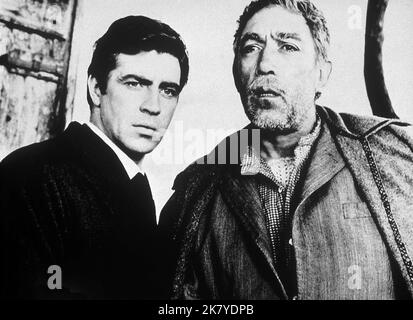 Alan Bates & Anthony Quinn Film: Zorba der Grieche; Alexis Sorbas (USA/UK/GR 1964) Charaktere: Basil & Alexis Zorba Regie: Mihalis Kakogiannis, Regie: Michael Cacoyannis 14 December 1964 **WARNUNG** Dieses Foto ist nur für den redaktionellen Gebrauch bestimmt und unterliegt dem Copyright von 20. CENTURY FOX und/oder des Fotografen, der von der Film- oder Produktionsfirma beauftragt wurde und darf nur durch Publikationen im Zusammenhang mit der Bewerbung des oben genannten Films reproduziert werden. Eine obligatorische Gutschrift an 20. CENTURY FOX ist erforderlich. Der Fotograf sollte auch bei Bekanntwerden des Fotos gutgeschrieben werden. Ohne Schreibzugriff kann keine kommerzielle Nutzung gewährt werden Stockfoto