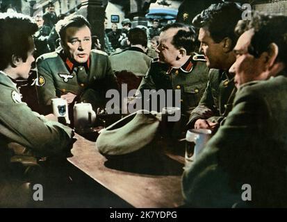 Clint Eastwood, Richard Burton, Peter Barkworth, Donald Houston & William Squire Film: Where Eagles Dare (USA/UK 1968) Charaktere: LT. Morris Schaffer,Maj. Jonathan Smith, MC, Edward Berkeley, Capt. James Christiansen & Capt. Philip Thomas Regie: Brian G.Hutton 04 December 1968 **WARNUNG** Dieses Foto ist nur für den redaktionellen Gebrauch bestimmt und unterliegt dem Copyright von MGM und/oder dem Fotografen, der von der Film- oder Produktionsfirma beauftragt wurde, und kann nur von Publikationen im Zusammenhang mit der Bewerbung des oben genannten Films reproduziert werden. Eine obligatorische Gutschrift an MGM ist erforderlich. Der Fotograf sollte auch c Stockfoto