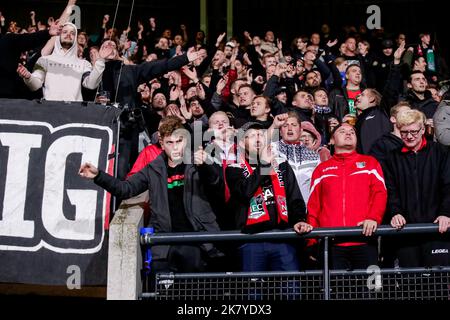 NIJMEGEN, NIEDERLANDE - 19. OKTOBER: Fans des NEC während des niederländischen TOTO KNVB Cup-Spiels zwischen N.E.C. und Fortuna Sittard am 19. Oktober 2022 in Nijmegen, Niederlande (Foto: Broer van den Boom/Orange Picters) Stockfoto