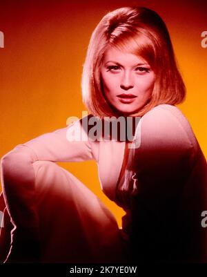 Faye Dunaway Film Bonnie and Clyde (USA 1967) Charaktere: Bonnie Parker Regie: Arthur Penn 18. Juli 1967 **WARNUNG** dieses Foto ist nur für redaktionelle Zwecke bestimmt und ist urheberrechtlich geschützt von WARNER BROS. Und/oder dem von der Film- oder Produktionsgesellschaft beauftragten Fotografen und dürfen nur durch Veröffentlichungen in Verbindung mit der Werbung für den oben genannten Film reproduziert werden. Eine obligatorische Gutschrift an WARNER BROS. Ist erforderlich. Der Fotograf sollte ebenfalls angerechnet werden, wenn er bekannt ist. Ohne schriftliche Genehmigung der Film Company kann keine kommerzielle Nutzung gewährt werden. Stockfoto