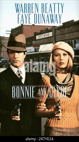 Warren Beatty & Faye Dunaway Film: Bonnie and Clyde (USA 1967) Charaktere: Clyde Barrow & Bonnie Parker Regie: Arthur Penn 18 July 1967 **WARNUNG** Dieses Foto ist nur für den redaktionellen Gebrauch bestimmt und unterliegt dem Copyright von WARNER BROS. Und/oder den Fotografen, der vom Film- oder Produktionsunternehmen beauftragt wurde und nur durch Publikationen im Zusammenhang mit der Bewerbung des oben genannten Films reproduziert werden kann. Eine obligatorische Gutschrift an WARNER BROS. Ist erforderlich. Der Fotograf sollte auch bei Bekanntwerden des Fotos gutgeschrieben werden. Ohne schriftliche Genehmigung der Film Company kann keine kommerzielle Nutzung gewährt werden. Stockfoto