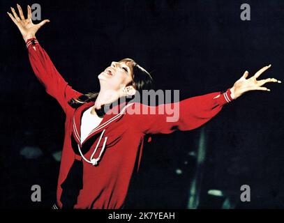 Barbra Streisand Film Funny Girl (USA 1968) Charaktere: Fanny Brice Regie: William Wyler 18. September 1968 **WARNUNG** dieses Foto ist nur für redaktionelle Zwecke bestimmt und unterliegt dem Copyright von COLUMBIA und/oder dem Fotografen, der von der Film or Production Company zugewiesen wurde. Es kann nur durch Veröffentlichungen in Verbindung mit der Werbung für den oben genannten Film reproduziert werden. Eine obligatorische Gutschrift für COLUMBIA ist erforderlich. Der Fotograf sollte ebenfalls angerechnet werden, wenn er bekannt ist. Ohne schriftliche Genehmigung der Film Company kann keine kommerzielle Nutzung gewährt werden. Stockfoto