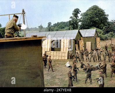 Szene mit Lee Marvin Film: The Dirty Dozen (USA/UK 1967) Charaktere: MIT Major Reisman Regie: Robert Aldrich 15 June 1967 **WARNUNG** Dieses Foto ist nur für redaktionelle Zwecke bestimmt und unterliegt dem Copyright von MGM und/oder dem Fotografen, der von der Film- oder Produktionsfirma beauftragt wurde, und kann nur von Publikationen im Zusammenhang mit der Bewerbung des oben genannten Films reproduziert werden. Eine obligatorische Gutschrift an MGM ist erforderlich. Der Fotograf sollte auch bei Bekanntwerden des Fotos gutgeschrieben werden. Ohne schriftliche Genehmigung der Film Company kann keine kommerzielle Nutzung gewährt werden. Stockfoto