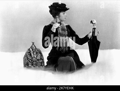 Julie Andrews Film: Mary Poppins (USA 1964) Charaktere: Mary Poppins / Literurverfilmung (nach The Books by P.L. Travers) Regie: Robert Stevenson 27 August 1964 **WARNUNG** Dieses Foto ist nur für redaktionelle Verwendung bestimmt und unterliegt dem Copyright von WALT DISNEY PRODUCTIONS und/oder dem von der Film- oder Produktionsfirma beauftragten Fotografen und kann nur durch Publikationen im Zusammenhang mit der Bewerbung des oben genannten Films reproduziert werden. Eine obligatorische Gutschrift für WALT DISNEY PRODUKTIONEN ist erforderlich. Der Fotograf sollte auch bei Bekanntwerden des Fotos gutgeschrieben werden. Ohne schriftliche aut kann keine kommerzielle Nutzung gewährt werden Stockfoto