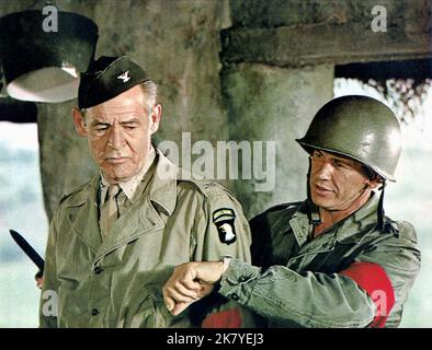 Robert Ryan & Charles Bronson Film: The Dirty Dozen (USA/UK 1967) Charaktere: Col. Everett Dasher Breed & Joseph Wladislaw Regie: Robert Aldrich 15 June 1967 **WARNUNG** Dieses Foto ist nur für redaktionelle Zwecke bestimmt und unterliegt dem Copyright von MGM und/oder dem Fotografen, der von der Film- oder Produktionsfirma beauftragt wurde, und kann nur von Publikationen im Zusammenhang mit der Bewerbung des oben genannten Films reproduziert werden. Eine obligatorische Gutschrift an MGM ist erforderlich. Der Fotograf sollte auch bei Bekanntwerden des Fotos gutgeschrieben werden. Ohne schriftliche Genehmigung der Film Company kann keine kommerzielle Nutzung gewährt werden. Stockfoto