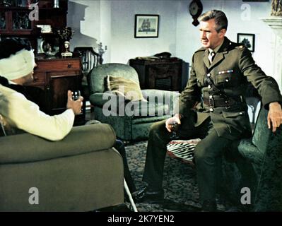 Lloyd Bridges Film: Angriff Auf Die Eiserne Küste (1968) Charaktere: Major Jamie Wilson Regie: Paul Wendkos 05 June 1968 **WARNUNG** Dieses Foto ist nur für den redaktionellen Gebrauch bestimmt und unterliegt dem Copyright von UNITED ARTISTS und/oder dem Fotografen, der von der Film- oder Produktionsfirma beauftragt wurde und kann nur durch Publikationen im Zusammenhang mit der Bewerbung des oben genannten Films reproduziert werden. Eine obligatorische Gutschrift für UNITED ARTISTS ist erforderlich. Der Fotograf sollte auch bei Bekanntwerden des Fotos gutgeschrieben werden. Ohne schriftliche Genehmigung der Film Company kann keine kommerzielle Nutzung gewährt werden. Stockfoto