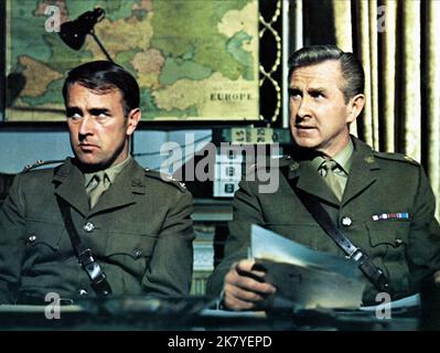 Mark Eden & Lloyd Bridges Film: Angriff Auf Die Eiserne Küste (1965) Charaktere: Korvettenkapitän Donald Kimberly & Major Jamie Wilson Regie: Paul Wendkos 05 June 1968 **WARNUNG** Dieses Foto ist nur für den redaktionellen Gebrauch bestimmt und unterliegt dem Copyright von UNITED ARTISTS und/oder dem Fotografen, der von der Film- oder Produktionsfirma beauftragt wurde und kann nur durch Publikationen im Zusammenhang mit der Bewerbung des oben genannten Films reproduziert werden. Eine obligatorische Gutschrift für UNITED ARTISTS ist erforderlich. Der Fotograf sollte auch bei Bekanntwerden des Fotos gutgeschrieben werden. Eine kommerzielle Nutzung kann ohne schriftliche Genehmigung des nicht gewährt werden Stockfoto