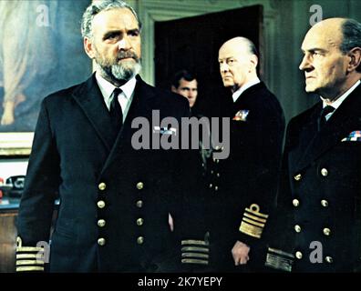 Andrew Keir, John Welsh & Maurice Denham Film: Attack on the Iron Coast (1968) Charaktere: Captain Owen Franklin,Admiral der Flotte Lord William Cansley & Konteradmiral Sir Frederick Grafton Regie: Paul Wendkos 05 June 1968 **WARNUNG** Dieses Foto ist nur für den redaktionellen Gebrauch bestimmt und unterliegt dem Copyright von UNITED ARTISTS und/oder dem Fotografen, der von der Film- oder Produktionsfirma beauftragt wurde und kann nur durch Publikationen im Zusammenhang mit der Bewerbung des oben genannten Films reproduziert werden. Eine obligatorische Gutschrift für UNITED ARTISTS ist erforderlich. Der Fotograf sollte auch bei Bekanntwerden des Fotos gutgeschrieben werden. Kein Kommerc Stockfoto