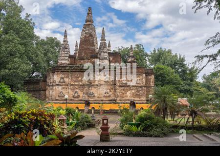 Landschaftlich reizvoller Blick auf den alten Wat Jed Yod oder den buddhistischen Tempel Wat Chet Yot in Chiang Mai, Thailand, inspiriert vom Mahabodhi-Tempel in Bodhgaya, Indien Stockfoto