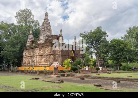 Landschaftsansicht des historischen Wahrzeichens Wat Jed Yod oder Wat Chet Yot buddhistischer Tempel in Chiang Mai, Thailand, inspiriert von Mahabodhi in Bodhgaya, Indien Stockfoto