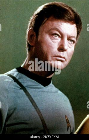 DeForest Kelley Television: Star Trek (TV-Serie) Charaktere: Dr. McCoy USA 1966-1969, / Star Trek: The Original Series / Tos 08 September 1966 **WARNUNG** dieses Foto ist nur für redaktionelle Zwecke bestimmt und unterliegt dem Copyright von PARAMOUNT und/oder dem Fotografen, der von der Film or Production Company zugewiesen wurde. Es ist eine obligatorische Gutschrift bis ÜBERGEORDNETEN BETRAG erforderlich. Der Fotograf sollte ebenfalls angerechnet werden, wenn er bekannt ist. Ohne schriftliche Genehmigung der Film Company kann keine kommerzielle Nutzung gewährt werden. Stockfoto