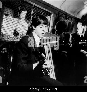 Paul McCartney Film: A Hard Day'S Night; The Beatles (UK 1964) Charaktere: Paul Regie: Richard Lester 06 July 1964 **WARNUNG** Dieses Foto ist nur für den redaktionellen Gebrauch bestimmt und unterliegt dem Copyright von UNITED ARTISTS und/oder dem Fotografen, der von der Film- oder Produktionsfirma beauftragt wurde und darf nur durch Publikationen im Zusammenhang mit der Bewerbung des oben genannten Films reproduziert werden. Eine obligatorische Gutschrift für UNITED ARTISTS ist erforderlich. Der Fotograf sollte auch bei Bekanntwerden des Fotos gutgeschrieben werden. Ohne schriftliche Genehmigung der Film Company kann keine kommerzielle Nutzung gewährt werden. Stockfoto