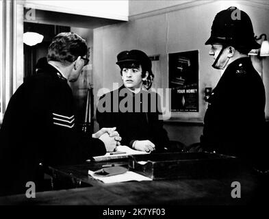 Ringo Starr Film: A Hard Day'S Night; The Beatles (UK 1964) Charaktere: Ringo Regie: Richard Lester 06 July 1964 **WARNUNG** Dieses Foto ist nur für den redaktionellen Gebrauch bestimmt und unterliegt dem Copyright von UNITED ARTISTS und/oder dem Fotografen, der von der Film- oder Produktionsfirma beauftragt wurde und darf nur durch Publikationen im Zusammenhang mit der Bewerbung des oben genannten Films reproduziert werden. Eine obligatorische Gutschrift für UNITED ARTISTS ist erforderlich. Der Fotograf sollte auch bei Bekanntwerden des Fotos gutgeschrieben werden. Ohne schriftliche Genehmigung der Film Company kann keine kommerzielle Nutzung gewährt werden. Stockfoto