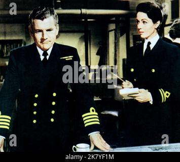 Kenneth More & Dana Wynter Film: Sink The Bismarck! (1960) Charaktere: Captain Shepard & Anne Davis Regie: Lewis Gilbert 11 February 1960 **WARNUNG** Dieses Foto ist nur für den redaktionellen Gebrauch bestimmt und unterliegt dem Copyright von 20. CENTURY FOX und/oder des Fotografen, der von der Film- oder Produktionsfirma beauftragt wurde, und kann nur durch Publikationen im Zusammenhang mit der Bewerbung des oben genannten Films reproduziert werden. Eine obligatorische Gutschrift an 20. CENTURY FOX ist erforderlich. Der Fotograf sollte auch bei Bekanntwerden des Fotos gutgeschrieben werden. Ohne schriftliche Genehmigung der Film Company kann keine kommerzielle Nutzung gewährt werden. Stockfoto