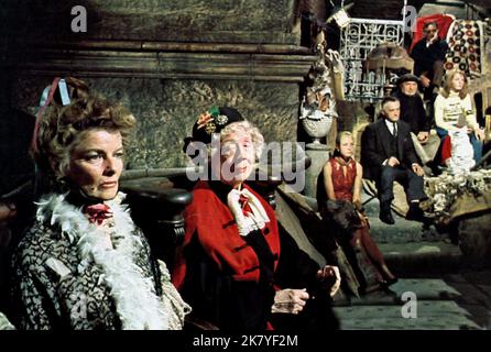 Katharine Hepburn & Edith Evans Film: Die Verrückte Von Chaillot (1969) Charaktere: Gräfin Aurelia & Josephine Regie: Bryan Forbes 12 October 1969 **WARNUNG** Dieses Foto ist nur für redaktionelle Zwecke bestimmt und unterliegt dem Copyright von WARNER BROS und/oder des Fotografen, der von der Film- oder Produktionsfirma beauftragt wurde, und kann nur von Publikationen im Zusammenhang mit der Bewerbung des oben genannten Films reproduziert werden. Eine obligatorische Gutschrift an WARNER BROS ist erforderlich. Der Fotograf sollte auch bei Bekanntwerden des Fotos gutgeschrieben werden. Ohne schriftliche Genehmigung der Film Company kann keine kommerzielle Nutzung gewährt werden. Stockfoto