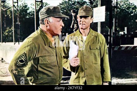 Rod Steiger & Jerry Brouer Film: Der Sergeant (1965) Charaktere: MSgt. Albert Callan & Sgt. Komski Direktor: John Flynn 25 December 1968 **WARNUNG** Dieses Foto ist nur für redaktionelle Zwecke bestimmt und unterliegt dem Copyright von WARNER BROS und/oder des Fotografen, der von der Film- oder Produktionsfirma beauftragt wurde, und kann nur von Publikationen im Zusammenhang mit der Bewerbung des oben genannten Films reproduziert werden. Eine obligatorische Gutschrift an WARNER BROS ist erforderlich. Der Fotograf sollte auch bei Bekanntwerden des Fotos gutgeschrieben werden. Ohne schriftliche Genehmigung der Film Company kann keine kommerzielle Nutzung gewährt werden. Stockfoto