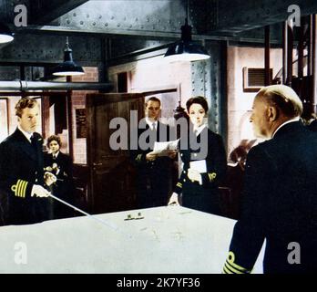 Kenneth More & Dana Wynter Film: Sink The Bismarck! (1960) Charaktere: Captain Shepard & Anne Davis Regie: Lewis Gilbert 11 February 1960 **WARNUNG** Dieses Foto ist nur für den redaktionellen Gebrauch bestimmt und unterliegt dem Copyright von 20. CENTURY FOX und/oder des Fotografen, der von der Film- oder Produktionsfirma beauftragt wurde, und kann nur durch Publikationen im Zusammenhang mit der Bewerbung des oben genannten Films reproduziert werden. Eine obligatorische Gutschrift an 20. CENTURY FOX ist erforderlich. Der Fotograf sollte auch bei Bekanntwerden des Fotos gutgeschrieben werden. Ohne schriftliche Genehmigung der Film Company kann keine kommerzielle Nutzung gewährt werden. Stockfoto