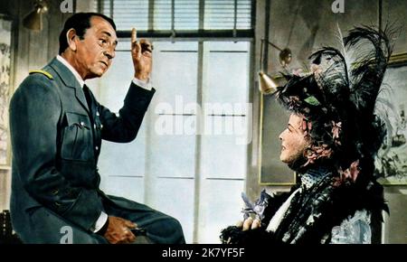 Paul Henreid & Katharine Hepburn Film: Die Verrückte Von Chaillot (1965) Charaktere: Der General & Die Gräfin Aurelia Regie: Bryan Forbes 12 October 1969 **WARNUNG** Dieses Foto ist nur für redaktionelle Zwecke bestimmt und unterliegt dem Copyright von WARNER BROS und/oder des Fotografen, der von der Film- oder Produktionsfirma beauftragt wurde, und kann nur von Publikationen im Zusammenhang mit der Bewerbung des oben genannten Films reproduziert werden. Eine obligatorische Gutschrift an WARNER BROS ist erforderlich. Der Fotograf sollte auch bei Bekanntwerden des Fotos gutgeschrieben werden. Ohne schriftliche Genehmigung der Film Company kann keine kommerzielle Nutzung gewährt werden. Stockfoto