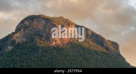 Landschaftlich reizvoller Blick auf den Kalksteinberg, der von einem tropischen Wald bedeckt ist, beim farbenfrohen ersten Morgenlicht in Chiang Dao Countryside, Chiang Mai, Thailand Stockfoto