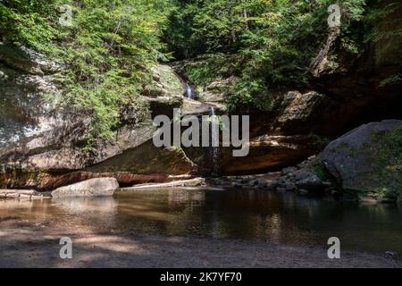 Logan, Ohio - die Lower Falls in der Old man's Cave Area im Hocking Hills State Park während eines unnormal trockenen Jahres. Stockfoto