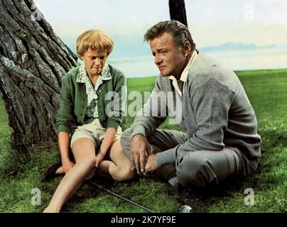 Hayley Mills & Brian Keith Film: The Parent Trap (USA 1961) Charaktere: Sharon McKendrick & Mitch Evers Regie: David Swift 12 June 1961 **WARNUNG** Dieses Foto ist nur für redaktionelle Zwecke bestimmt und unterliegt dem Copyright von DISNEY und/oder dem Fotografen, der von der Film- oder Produktionsfirma beauftragt wurde, und kann nur von Publikationen im Zusammenhang mit der Bewerbung des oben genannten Films reproduziert werden. Eine obligatorische Gutschrift an DISNEY ist erforderlich. Der Fotograf sollte auch bei Bekanntwerden des Fotos gutgeschrieben werden. Ohne schriftliche Genehmigung der Film Company kann keine kommerzielle Nutzung gewährt werden. Stockfoto