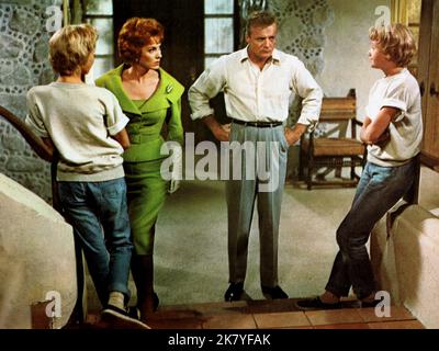 Maureen O'Hara, Brian Keith & Hayley Mills Film: The Parent Trap (USA 1961) Charaktere: ,Mitch Evers & Sharon McKendrick Regie: David Swift 12 June 1961 **WARNUNG** Dieses Foto ist nur für redaktionelle Zwecke bestimmt und unterliegt dem Copyright von DISNEY und/oder dem Fotografen, der von der Film- oder Produktionsfirma beauftragt wurde, und kann nur von Publikationen im Zusammenhang mit der Bewerbung des oben genannten Films reproduziert werden. Eine obligatorische Gutschrift an DISNEY ist erforderlich. Der Fotograf sollte auch bei Bekanntwerden des Fotos gutgeschrieben werden. Ohne schriftliche Genehmigung der Film Company kann keine kommerzielle Nutzung gewährt werden. Stockfoto