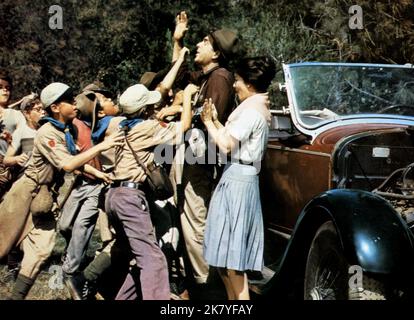 Fred Macmurray & Vera Miles Film Follow Me, Jungs! (1966) Charaktere: Lemuel Siddons & Vida Downey Regie: Norman Tokar 24. August 1966 **WARNUNG** dieses Foto ist nur für redaktionelle Zwecke bestimmt und unterliegt dem Urheberrecht von DISNEY und/oder dem Fotografen, der von der Film- oder Produktionsgesellschaft beauftragt wurde, und kann nur durch Veröffentlichungen in Verbindung mit der Werbung für den oben genannten Film reproduziert werden. Eine obligatorische Gutschrift für DISNEY ist erforderlich. Der Fotograf sollte ebenfalls angerechnet werden, wenn er bekannt ist. Ohne schriftliche Genehmigung der Film Company kann keine kommerzielle Nutzung gewährt werden. Stockfoto