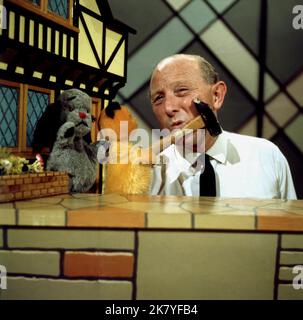 Harry Corbett, Sooty & Sweep Television: The Sooty Show (1968) 01. Mai 1968 **WARNUNG** dieses Foto ist nur für redaktionelle Zwecke bestimmt und unterliegt dem Urheberrecht der Film Company und/oder des von der Film- oder Produktionsgesellschaft beauftragten Fotografen und kann nur durch Veröffentlichungen in Verbindung mit der Werbung für den oben genannten Film reproduziert werden. Es ist eine obligatorische Gutschrift an die Filmgesellschaft erforderlich. Der Fotograf sollte ebenfalls angerechnet werden, wenn er bekannt ist. Ohne schriftliche Genehmigung der Film Company kann keine kommerzielle Nutzung gewährt werden. Stockfoto