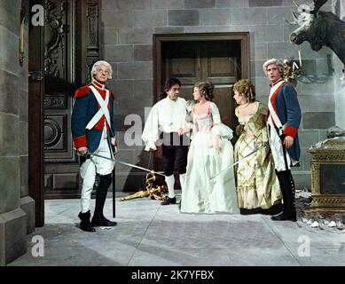 Charles Hawtrey, Sid James, Dany Robin, Joan Sims & Jim Dale Film: Carry On Don't Lose Your Head (1966) Charaktere: Duc de Pommfrit,Sir Rodney Ffing,Jacqueline,Desiree Dubarry & Lord Darcy PUE Regie: Gerald Thomas 01 December 1966 **WARNUNG** Dieses Foto ist nur für redaktionelle Zwecke bestimmt und unterliegt dem Copyright von RANK und/oder des Fotografen, der von der Film- oder Produktionsfirma beauftragt wurde und darf nur von Publikationen im Zusammenhang mit der Bewerbung des oben genannten Films reproduziert werden. Eine obligatorische Gutschrift für RANG ist erforderlich. Der Fotograf sollte auch bei Bekanntwerden des Fotos gutgeschrieben werden. Eine kommerzielle Nutzung ist nicht möglich Stockfoto