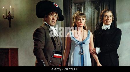 Peter Butterworth, Dany Robin & Kenneth Williams Film: Carry On Don't Lose Your Head (1966) Charaktere: Citizen Bidet,Jacqueline & Citizen Camembert Regie: Gerald Thomas 01 December 1966 **WARNUNG** Dieses Foto ist nur für redaktionelle Zwecke bestimmt und unterliegt dem Copyright von RANK und/oder des Fotografen, der von der Film- oder Produktionsfirma beauftragt wurde und darf nur von Publikationen im Zusammenhang mit der Bewerbung des oben genannten Films reproduziert werden. Eine obligatorische Gutschrift für RANG ist erforderlich. Der Fotograf sollte auch bei Bekanntwerden des Fotos gutgeschrieben werden. Eine kommerzielle Nutzung kann ohne schriftliche Genehmigung des nicht gewährt werden Stockfoto