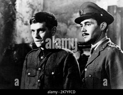 Tom Courtenay & Dirk Bogarde Film: King & Country (1964) Charaktere: Pvt. Arthur Hamp & Capt. Hargreaves Regie: Joseph Losey 05. September 1964 **WARNUNG** Dieses Foto ist nur für redaktionelle Zwecke bestimmt und unterliegt dem Copyright der WARNER-PATHE-DISTRIBUTOREN und/oder des Fotografen, der von der Film- oder Produktionsfirma beauftragt wurde, und kann nur von Publikationen im Zusammenhang mit der Bewerbung des oben genannten Films reproduziert werden. Eine obligatorische Gutschrift an WARNER-PATHE-DISTRIBUTOREN ist erforderlich. Der Fotograf sollte auch bei Bekanntwerden des Fotos gutgeschrieben werden. Eine kommerzielle Nutzung kann ohne schriftliche Genehmigung des FI nicht gewährt werden Stockfoto