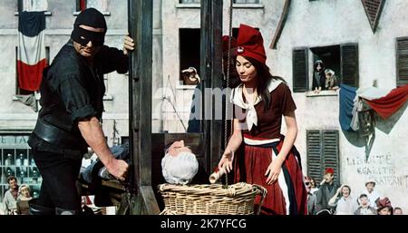 Szene mit Charles Hawtrey Film Carry On Don't Lose Your Head (1966) Charaktere: MIT Duc de Pommfrit Regie: Gerald Thomas 01. Dezember 1966 **WARNUNG** dieses Foto ist nur für redaktionelle Zwecke bestimmt und unterliegt dem Urheberrecht des von der Film- oder Produktionsgesellschaft zugewiesenen RANG und/oder des Fotografen und kann nur durch Veröffentlichungen in Verbindung mit der Promotion des obigen Films reproduziert werden. Für die EINSTUFUNG ist eine erforderliche Gutschrift erforderlich. Der Fotograf sollte ebenfalls angerechnet werden, wenn er bekannt ist. Ohne schriftliche Genehmigung der Film Company kann keine kommerzielle Nutzung gewährt werden. Stockfoto