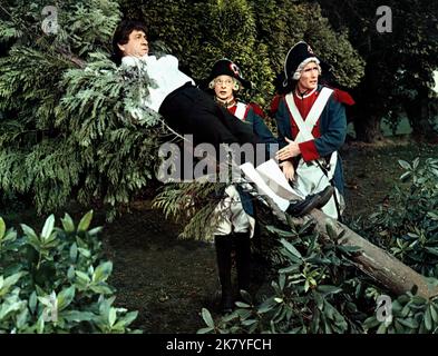 SID James, Charles Hawtrey & Jim Dale Film: Carry On Don't Lose Your Head (1966) Charaktere: Sir Rodney Ffing,Duc de Pommfrit & Lord Darcy PUE Regie: Gerald Thomas 01 December 1966 **WARNUNG** Dieses Foto ist nur für redaktionelle Zwecke bestimmt und unterliegt dem Copyright von RANK und/oder des Fotografen, der von der Film- oder Produktionsfirma beauftragt wurde und darf nur von Publikationen im Zusammenhang mit der Bewerbung des oben genannten Films reproduziert werden. Eine obligatorische Gutschrift für RANG ist erforderlich. Der Fotograf sollte auch bei Bekanntwerden des Fotos gutgeschrieben werden. Ohne schriftliche Genehmigung des Films C kann keine kommerzielle Nutzung gewährt werden Stockfoto