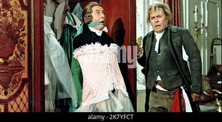 Kenneth Williams & Peter Butterworth Film: Carry On Don't Lose Your Head (1967) Charaktere: Citizen Camembert & Citizen Bidet Regie: Gerald Thomas 01 December 1966 **WARNUNG** Dieses Foto ist nur für redaktionelle Zwecke bestimmt und unterliegt dem Copyright von RANK und/oder des Fotografen, der von der Film- oder Produktionsfirma beauftragt wurde und darf nur von Publikationen im Zusammenhang mit der Bewerbung des oben genannten Films reproduziert werden. Eine obligatorische Gutschrift für RANG ist erforderlich. Der Fotograf sollte auch bei Bekanntwerden des Fotos gutgeschrieben werden. Ohne schriftliche Genehmigung der Film Company kann keine kommerzielle Nutzung gewährt werden. Stockfoto