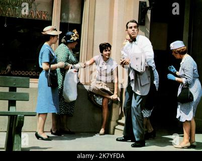 Vera Miles & Fred Macmurray Film Follow Me, Jungs! (1966) Charaktere: Vida Downey & Lemuel Siddons Regie: Norman Tokar 24. August 1966 **WARNUNG** dieses Foto ist nur für redaktionelle Zwecke bestimmt und unterliegt dem Urheberrecht von DISNEY und/oder dem Fotografen, der von der Film- oder Produktionsgesellschaft beauftragt wurde, und kann nur durch Veröffentlichungen in Verbindung mit der Werbung für den oben genannten Film reproduziert werden. Eine obligatorische Gutschrift für DISNEY ist erforderlich. Der Fotograf sollte ebenfalls angerechnet werden, wenn er bekannt ist. Ohne schriftliche Genehmigung der Film Company kann keine kommerzielle Nutzung gewährt werden. Stockfoto