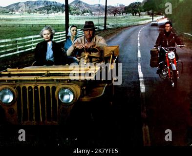 Barbara Stanwyck, Joan Freeman & Elvis Presley Film: Roustabout (USA 1964) Charaktere: Maggie Morgan,Cathy Lean & Charlie Rogers / 1945 Willys Jeep CJ-2a Regie: John Rich 11 November 1964 **WARNUNG** Dieses Foto ist nur für redaktionelle Zwecke bestimmt und unterliegt dem Copyright von PARAMOUNT PICTURES und/oder des Fotografen, der von der Film- oder Produktionsfirma beauftragt wurde und darf nur von Publikationen im Zusammenhang mit der Bewerbung des oben genannten Films reproduziert werden. Eine obligatorische Gutschrift für PARAMOUNT-BILDER ist erforderlich. Der Fotograf sollte auch bei Bekanntwerden des Fotos gutgeschrieben werden. Ohne eine kommerzielle Nutzung kann keine Verwendung gewährt werden Stockfoto