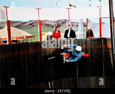 Joan Freeman, Barbara Stanwyck & Elvis Presley Film: Roustabout (USA 1964) Charaktere: Cathy Lean,Maggie Morgan & Charlie Rogers Regie: John Rich 11 November 1964 **WARNUNG** Dieses Foto ist nur für redaktionelle Zwecke bestimmt und unterliegt dem Copyright von PARAMOUNT PICTURES und/oder des Fotografen, der von der Film- oder Produktionsfirma beauftragt wurde und darf nur von Publikationen im Zusammenhang mit der Bewerbung des oben genannten Films reproduziert werden. Eine obligatorische Gutschrift für PARAMOUNT-BILDER ist erforderlich. Der Fotograf sollte auch bei Bekanntwerden des Fotos gutgeschrieben werden. Eine kommerzielle Nutzung kann ohne schriftliche Genehmigung von nicht gewährt werden Stockfoto