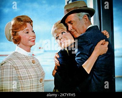 Audrey Meadows, Sandra Dee & James Stewart Film: Take her, She'S Mine (1961) Charaktere: Anne Michaelson,Mollie Michaelson & Frank Michaelson / Erzähler Regie: Henry Koster 13 November 1963 **WARNUNG** Dieses Foto ist nur für redaktionelle Verwendung bestimmt und unterliegt dem Copyright von 20. CENTURY FOX und/oder des Fotografen, der von der Film- oder Produktionsfirma beauftragt wurde, und kann nur durch Publikationen im Zusammenhang mit der Bewerbung des oben genannten Films reproduziert werden. Eine obligatorische Gutschrift an 20. CENTURY FOX ist erforderlich. Der Fotograf sollte auch bei Bekanntwerden des Fotos gutgeschrieben werden. Ohne kann keine kommerzielle Nutzung gewährt werden Stockfoto