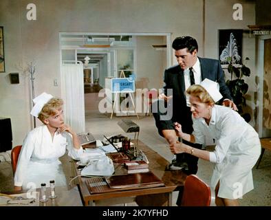 Joan O'Brien & Elvis Presley Film IT Happened at the World's Fair (USA 1963) Charaktere: & Mike Edwards Regie: Norman Taurog 03. April 1963 **WARNUNG** dieses Foto ist nur für redaktionelle Zwecke bestimmt und unterliegt dem Copyright von MGM und/oder dem Fotografen, der von der Film or Production Company zugewiesen wurde. Es kann nur durch Veröffentlichungen in Verbindung mit der Werbung für den oben genannten Film reproduziert werden. Eine obligatorische Gutschrift an MGM ist erforderlich. Der Fotograf sollte ebenfalls angerechnet werden, wenn er bekannt ist. Ohne schriftliche Genehmigung der Film Company kann keine kommerzielle Nutzung gewährt werden. Stockfoto