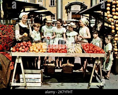 Julie Andrews, Duane Chase, Nichola Hammond, Charmian Carr, Heather Menzies, Peggy Wood, Debbie Turner & Kym Carath Film: The Sound of Music (USA 1965) Charaktere: Maria,Kurt,Friedrich,Liesl,Louisa,Mother Abbess,Marta & Gretl Regie: Robert Wise 02 March 1965 **WARNUNG** Dieses Foto ist nur für redaktionelle Verwendung bestimmt und unterliegt dem Copyright von 20. CENTURY FOX und/oder des Fotografen, der von der Film- oder Produktionsfirma beauftragt wurde und darf nur durch Publikationen im Zusammenhang mit der Bewerbung des oben genannten Films reproduziert werden. Eine obligatorische Gutschrift an 20. CENTURY FOX ist erforderlich. Der Fotograf sollte es tun Stockfoto