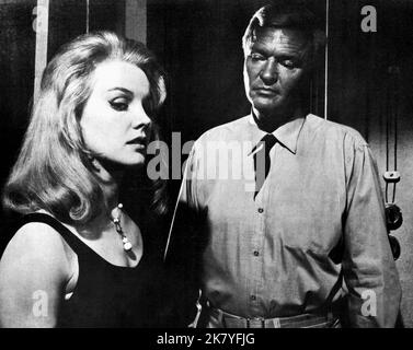 Carroll Baker & Peter Van Eyck Film: Station Six-Sahara (1967) Charaktere: Catherine & Kramer Regie: Seth holt 01 December 1962 **WARNUNG** Dieses Foto ist nur für redaktionelle Verwendung und das Copyright von LION INT. FILME und/oder der Fotograf, der vom Film- oder Produktionsunternehmen beauftragt wurde und nur durch Publikationen im Zusammenhang mit der Bewerbung des oben genannten Films reproduziert werden kann. Eine obligatorische Gutschrift an LION INT. FILME sind erforderlich. Der Fotograf sollte auch bei Bekanntwerden des Fotos gutgeschrieben werden. Ohne schriftliche Genehmigung der Film Company kann keine kommerzielle Nutzung gewährt werden. Stockfoto