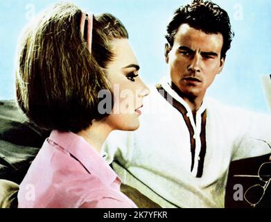 Sylva Koscina & Horst Buchholz Film: Dieser Mann in Istanbul; Estambul 65 (Estambul 65) Charaktere: Kenny, FBI Agent & Tony Mecenas Es/IT/Fr 1965, Regie: Antonio Isasi-Isasmendi 11. August 1965 **WARNUNG** Dieses Foto ist nur für redaktionelle Verwendung bestimmt und unterliegt dem Copyright von COLUMBIA PICTURES und/oder dem Fotografen, der von der Film- oder Produktionsfirma beauftragt wurde und darf nur durch Publikationen im Zusammenhang mit der Bewerbung des oben genannten Films reproduziert werden. Eine obligatorische Gutschrift für COLUMBIA PICTURES ist erforderlich. Der Fotograf sollte auch bei Bekanntwerden des Fotos gutgeschrieben werden. Ohne eine kommerzielle Nutzung kann keine Verwendung gewährt werden Stockfoto