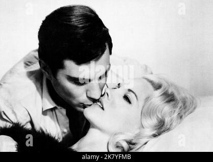 George Maharis & Carroll Baker Film: Sylvia (1965) Charaktere: Alan Macklin & Sylvia: West (Karoki, Kay, Carlyle) Regie: Gordon Douglas 10 February 1965 **WARNUNG** Dieses Foto ist nur für redaktionelle Zwecke bestimmt und unterliegt dem Copyright von PARAMOUNT und/oder des Fotografen, der von der Film- oder Produktionsfirma beauftragt wurde und darf nur von Publikationen im Zusammenhang mit der Bewerbung des oben genannten Films reproduziert werden. Eine obligatorische Gutschrift an PARAMOUNT ist erforderlich. Der Fotograf sollte auch bei Bekanntwerden des Fotos gutgeschrieben werden. Ohne schriftliche Genehmigung der Film Company kann keine kommerzielle Nutzung gewährt werden. Stockfoto