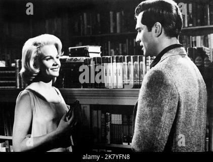 Carroll Baker & Peter Lawford Film: Sylvia (1964) Charaktere: Sylvia: West (Karoki, Kay, Carlyle) & Frederic Summers Regie: Gordon Douglas 10 February 1965 **WARNUNG** Dieses Foto ist nur für redaktionelle Zwecke bestimmt und unterliegt dem Copyright von PARAMOUNT und/oder des Fotografen, der von der Film- oder Produktionsfirma beauftragt wurde und darf nur von Publikationen im Zusammenhang mit der Bewerbung des oben genannten Films reproduziert werden. Eine obligatorische Gutschrift an PARAMOUNT ist erforderlich. Der Fotograf sollte auch bei Bekanntwerden des Fotos gutgeschrieben werden. Ohne schriftliche Genehmigung der Film Company kann keine kommerzielle Nutzung gewährt werden. Stockfoto